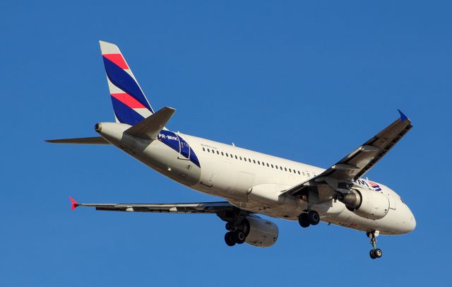 Airbus A320 (PR-MHK)