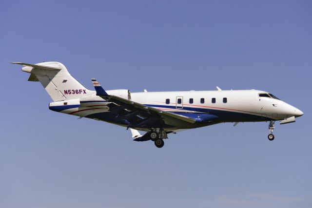 Bombardier Challenger 300 (N536FX)