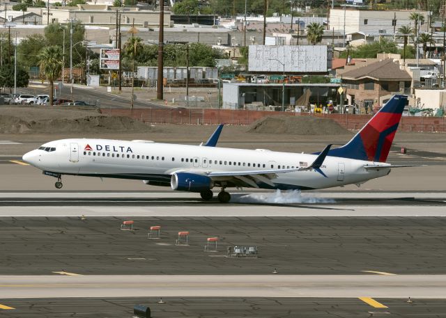 Boeing 737-900 (N880DN)