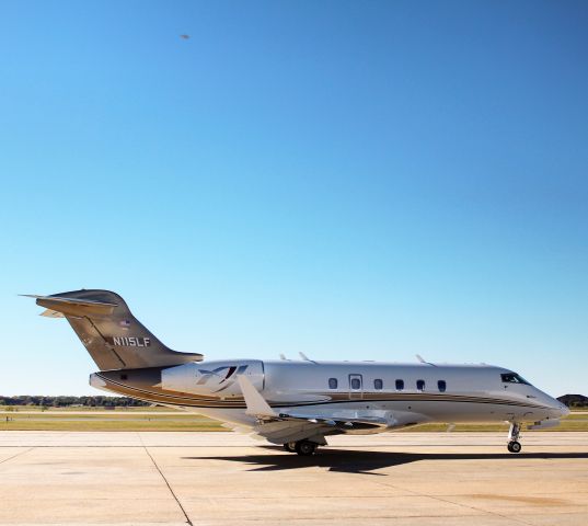 Bombardier Challenger 300 (N115LF)