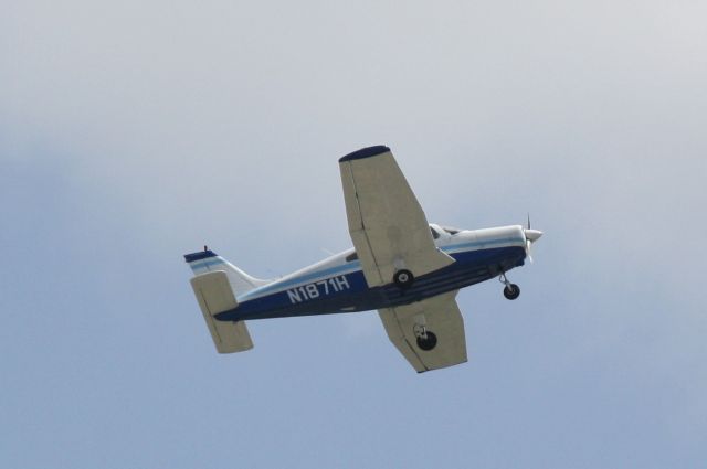 Piper Cherokee (N1871H) - Piper Cherokee (N1871H) departs Sarasota-Bradenton International Airport