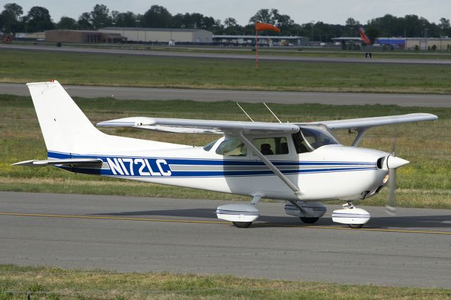 Cessna Skyhawk (N172LC) - My friend "HC", taxis out for departure. April 2014