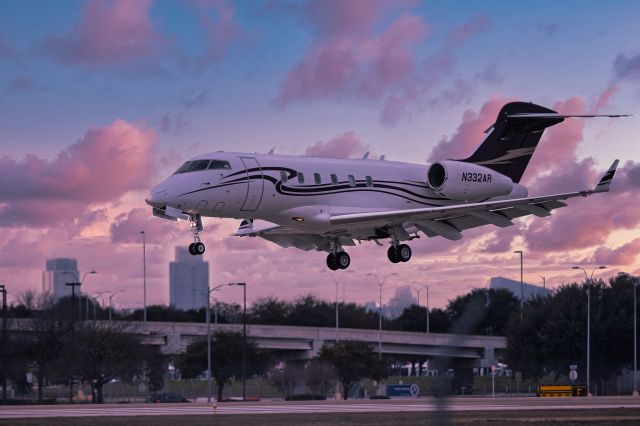 Bombardier Challenger 300 (N332AR)