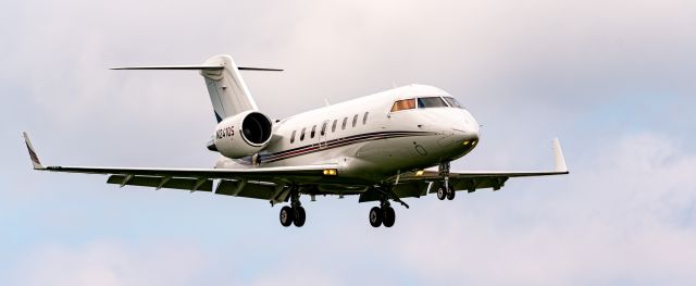 Canadair Challenger (N241QS) - In flight, landing at PDK.