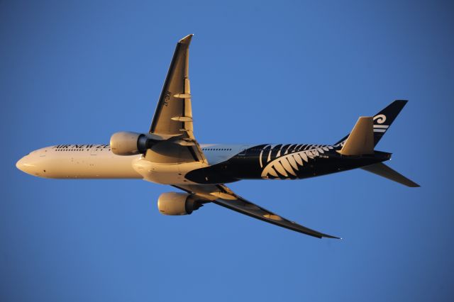 BOEING 777-300ER (ZK-OKM)