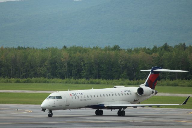 Canadair Regional Jet CRJ-700 (N653CA)