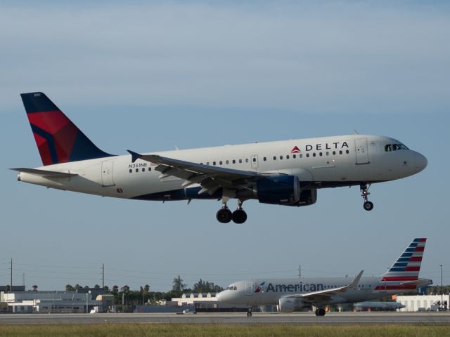 Airbus A319 (N351NB)