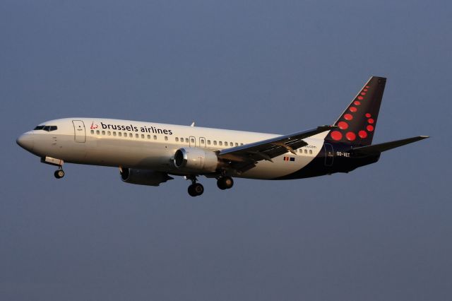 BOEING 737-400 (OO-VET)