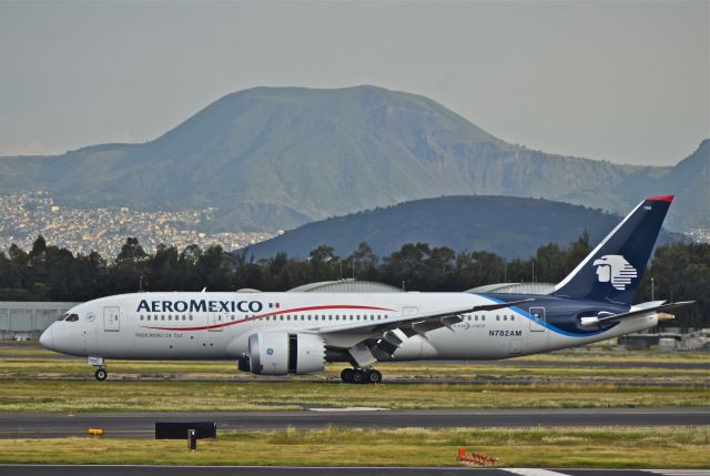 Boeing 787-8 (N782AM) - Inbound Aeromexico´s Boeing 787-8 Dreamliner named "Misionero de Paz" whit thrust reverse upon for slow down on 05R runway in Mexico City airport.  