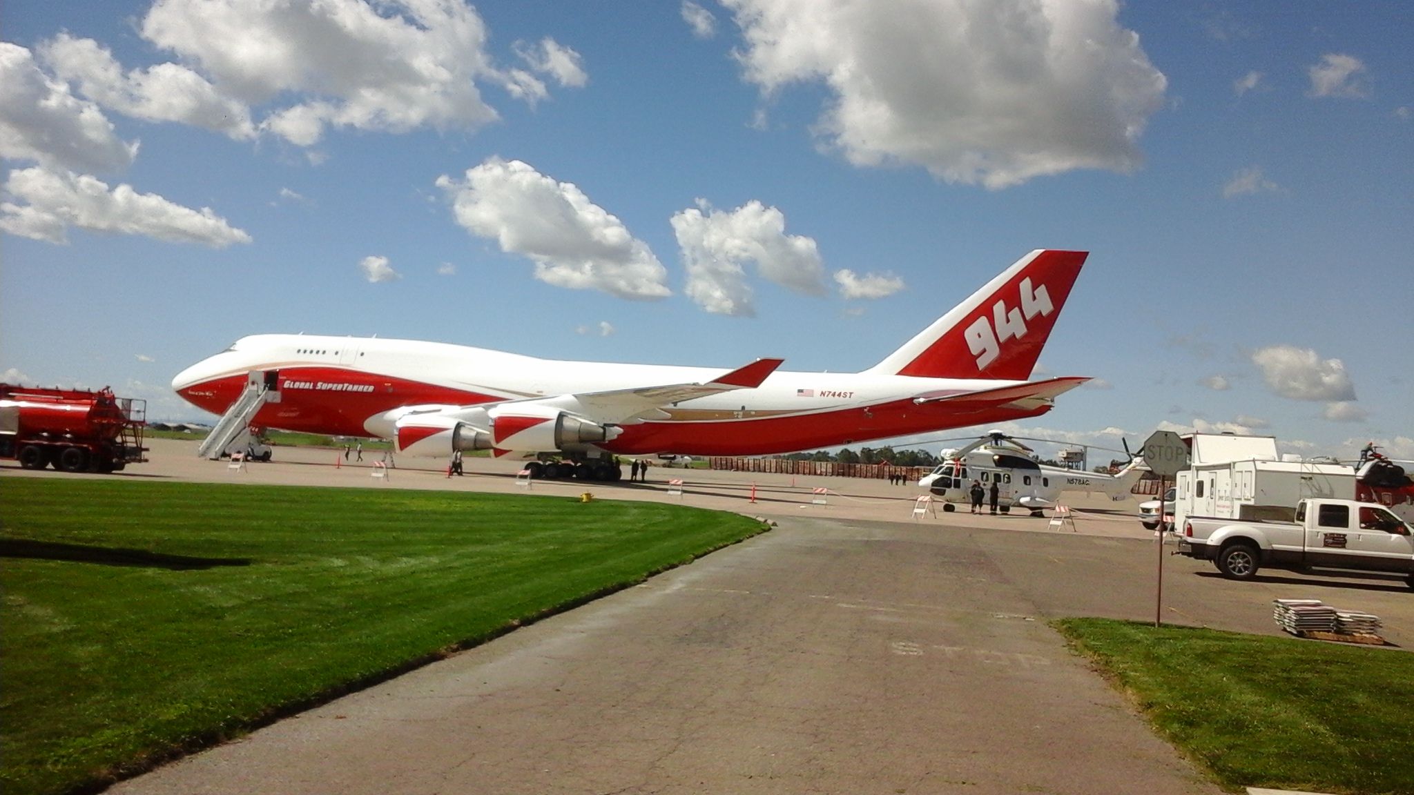 Boeing 747-400 (N744ST)