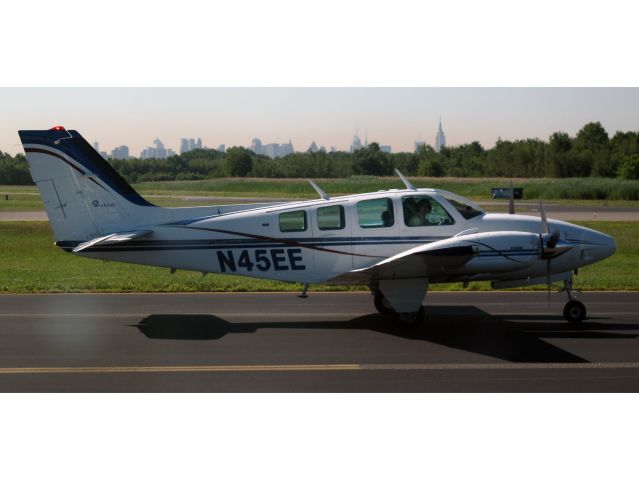 Beechcraft Baron (58) (N45EE) - A very nice Baron.