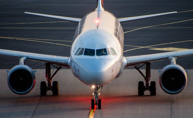 Airbus A319 (OO-SSV) - Beacon Shot + Face to Face