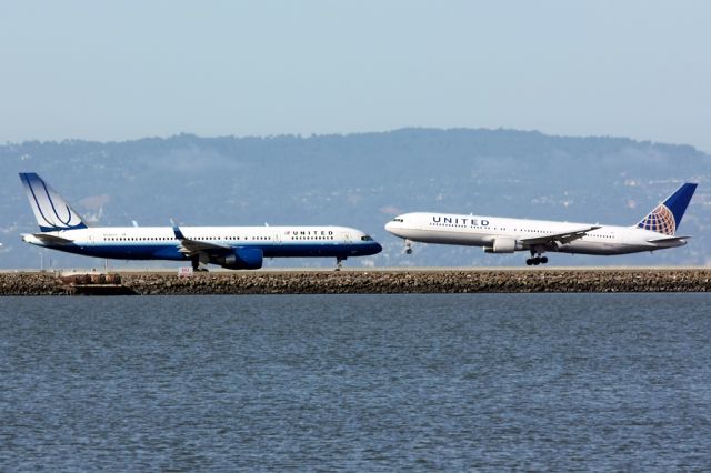 Boeing 757-200 (N590UA)