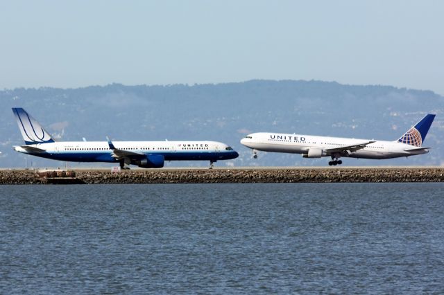 Boeing 757-200 (N590UA)