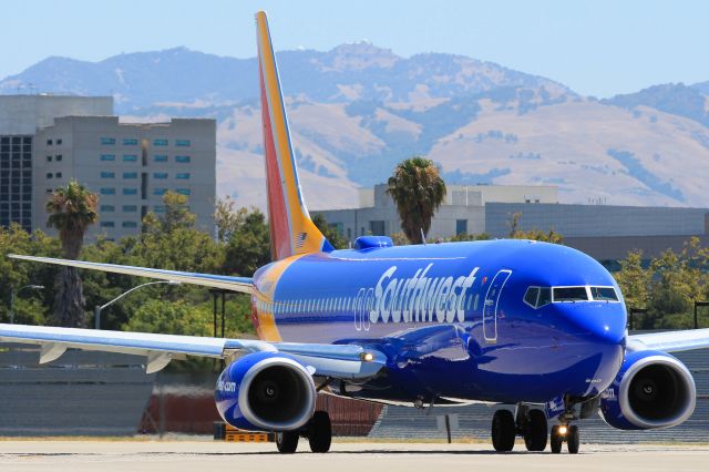 Boeing 737-800 (N8654B)