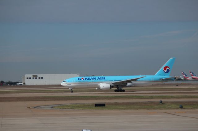 Boeing 777-200 (HL7530) - 111113 on take-off roll Rwy 18L for Incheon