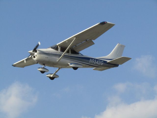 Cessna Skylane (N9342G) - Landing RWY 24