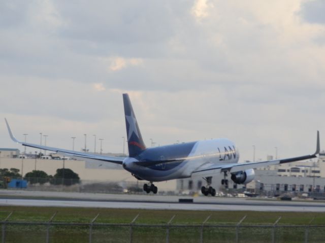 BOEING 767-300 (CC-CZT)