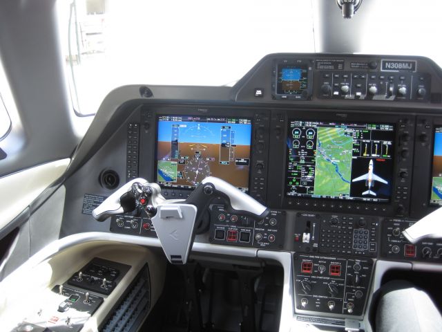 Embraer Phenom 300 (N308MJ)