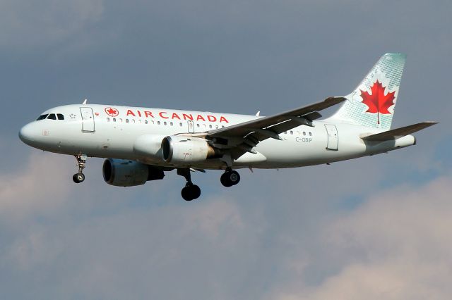 Airbus A319 (C-GBIP) - ACA 532 arriving from Vancouver