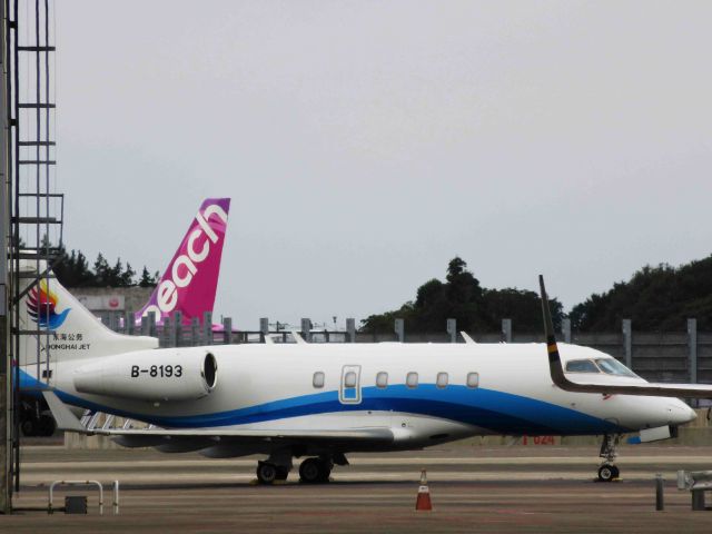 Bombardier Challenger 300 (B-8193) - I take a picture on Nov 8, 2016br /Donghai Jetbr /20321  ex C-GKIP