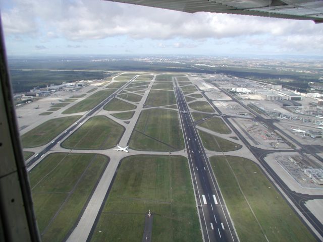 Cessna 152 (D-EIBF) - Midfield Crossing Frankfurt, Germany