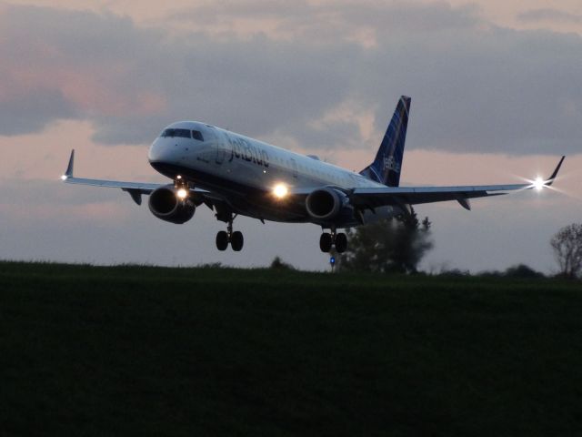 Embraer ERJ-190 (N187JB)