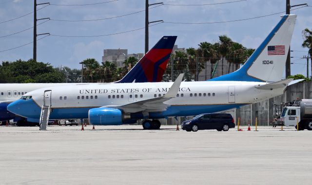 Boeing 737-700 (N10041)