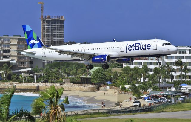 Airbus A321 (N992JB) - The eleMint of Surprise over the beach for landing!