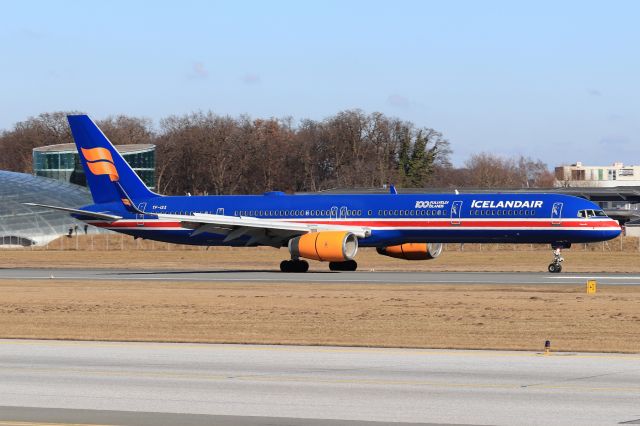 BOEING 757-300 (TF-ISX)