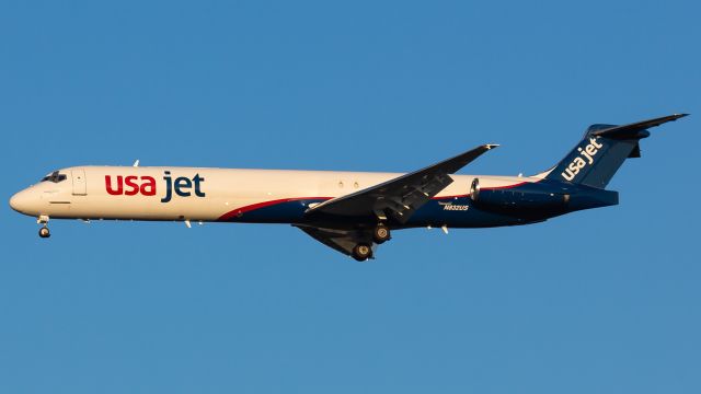 McDonnell Douglas MD-88 (N832US)