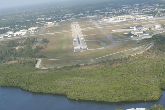 Diamond Star (N867DS) - Naples, FL; slip on final; short field landing.