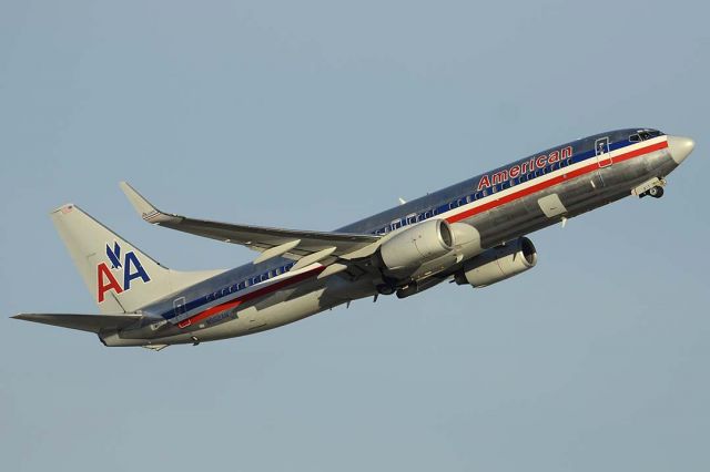 Boeing 737-800 (N962AN) - American Boeing 737-823 N962AN at Phoenix Sky Harbor International Airport on December 9, 2015. It first flew on April 13, 2001. Its construction number is 30858. It was delivered to American on April 30, 2001. 