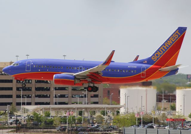 Boeing 737-700 (N7704B)