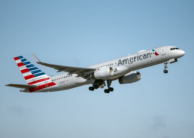 Boeing 757-200 (N204UW)