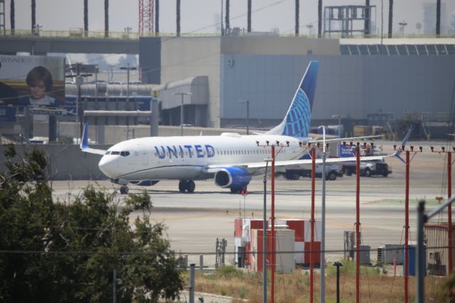 Boeing 737-800 (N13227)