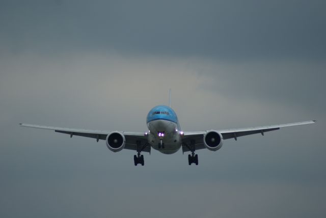 Boeing 777 (PH-BQE) - 777 on final