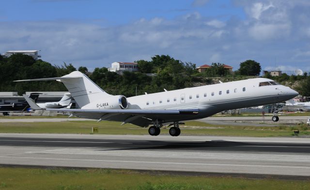Bombardier Global 5000 (G-LAKA)