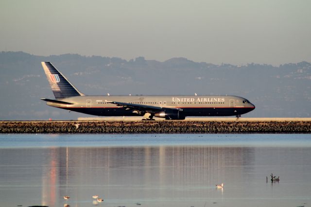 BOEING 767-300 (N666UA)