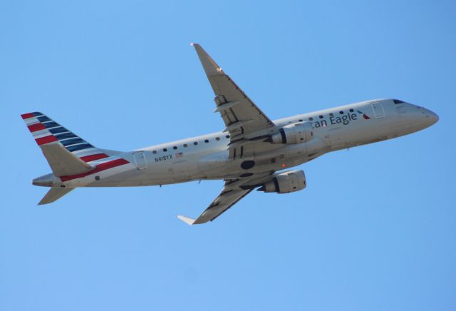 Embraer 175 (N418YX)