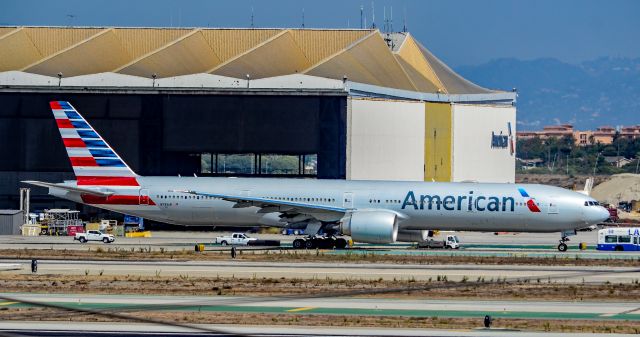 BOEING 777-300 (N733AR) - N733AR American Airlines Boeing 777-323(ER) s/n 33524 - Delivered February 2015 br /br /Los Angeles International Airport (IATA: LAX, ICAO: KLAX, FAA LID: LAX)br /Photo: TDelCorobr /September 2, 2017