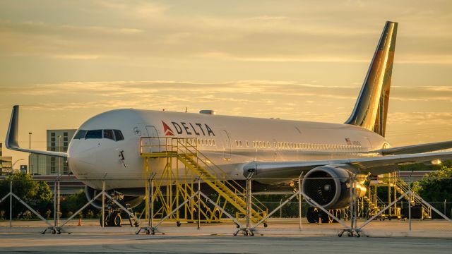 BOEING 767-300 (N156DL)