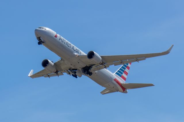 BOEING 767-300 (N384AA)