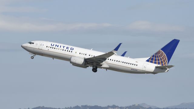 Boeing 737-800 (N76533) - Departing LAX on 25R