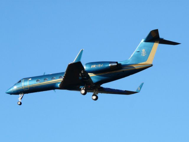 Gulfstream Aerospace Gulfstream IV (9M-ISJ) - Short finals to runway 22 at London Stansted