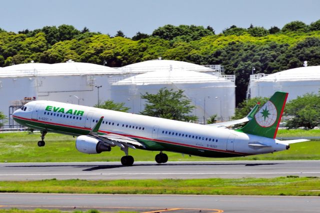 Airbus A321 (B-16207) - 1st 321 I see with sharklets... Not fabulous TO...