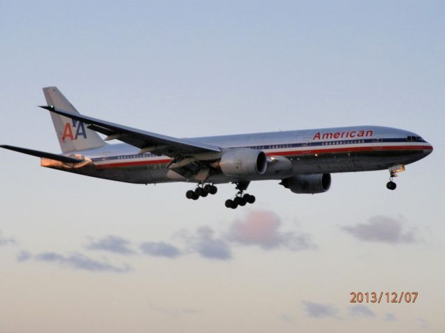 Boeing 777-200 (N794AN)