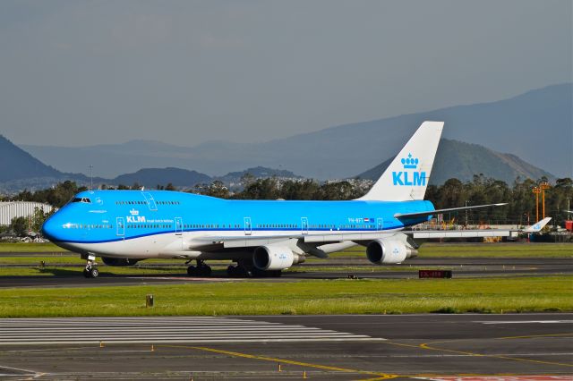 Boeing 747-400 (PH-BFT) - Boeing B747-406(M) of KLM is taxiing into assigned gate after land in Mexico City Airport (07/2018).