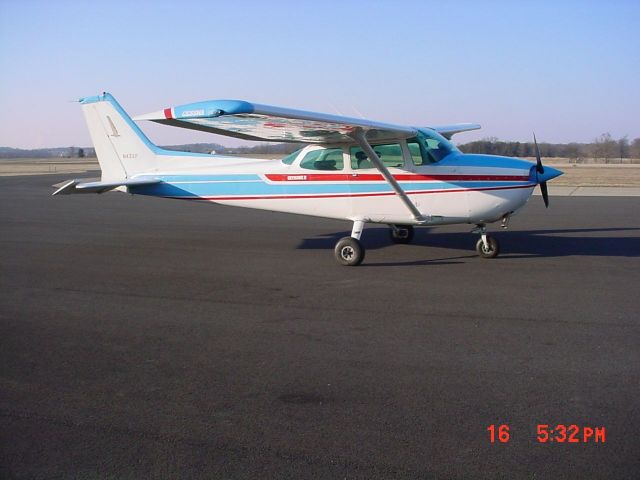 Cessna Skyhawk (N43AP) - Parked on ramp 2/16/09... Student pilot trip...