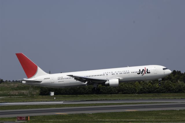 BOEING 767-300 (JA8264) - Approach to Narita Intl Airport Rwy16L on 2013/05/06